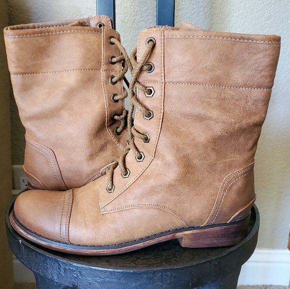 Shoes - Women's "Crown Vintage" boots